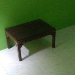 meja kecil di kamar