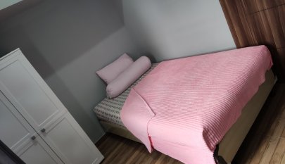 Kamar dengan tempat tidur ukuran 1.20*2.00