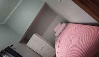 Kamar tidur dengan storage area di atas tempat tidur untuk penempatan barang seperti koper dll