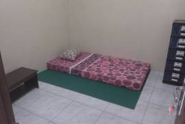 Kamar ukuran 3x3 isian (kasur, bantal, karpet, lemari susun, meja belajar)
