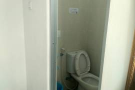 Kamar Mandi dalam dengan toilet duduk, shower
