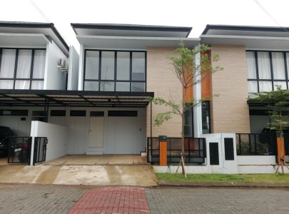 Sewa rumah baru kamar utama di Perumahan Gardens at Candi Sawangan, di boulevard, akses mudah
