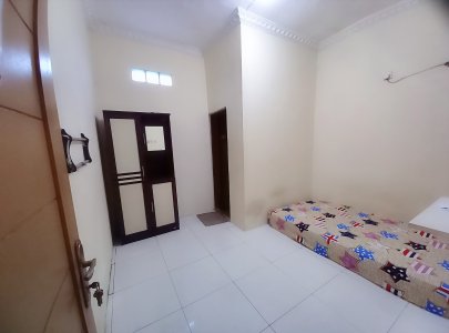 Kamar tidur yg include springbed single,lemari,ac, kamar mandi ????