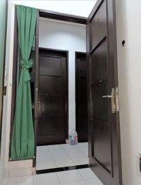 Pintu kamar 