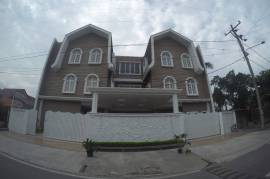 Tampak depan bangunan Nonie's Huis