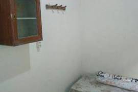 Kamar 1, Kipas angin, single bed, lemari, meja kursi, gantungan baju