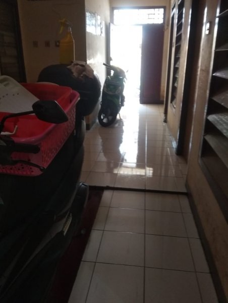 Sedia kamar kost sederhana