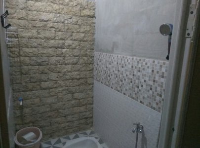 Kamar mandi bersih dan baru dilengkapi dengan Shower Teknologi Ion Water sebagai filter air lebih bersih dan segar