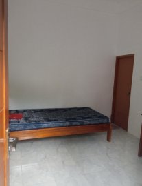 Kamar kost putri di belakang kampus UNISYA