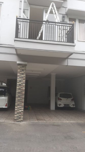 Kost Makarios Residence
